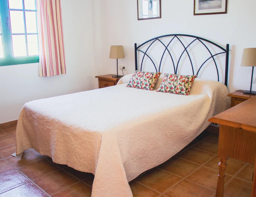 1 habitación con cama de matrimonio